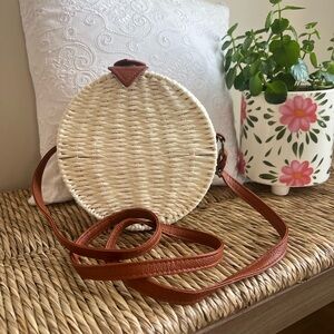 Lucky 7 USA Woven Round Crossbody Bag with Tan Strap and snap